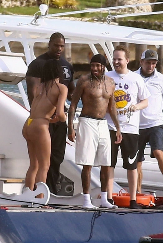 Tyga z dziewczyną na jachcie