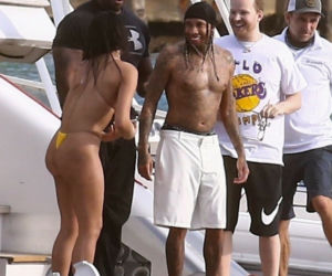 Tyga z dziewczyną na jachcie