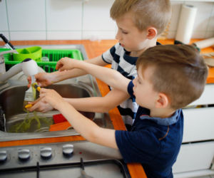 Jak podzielić obowiązki w domu? Ta tabela działa na dzieci