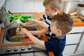 Zostawiła troje dzieci i wyjechała. Opiekę przejął 12-latek