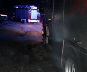 Nocny pożar w Kobiernikach pod Płockiem! Było gęsto od dymu! [ZDJĘCIA]