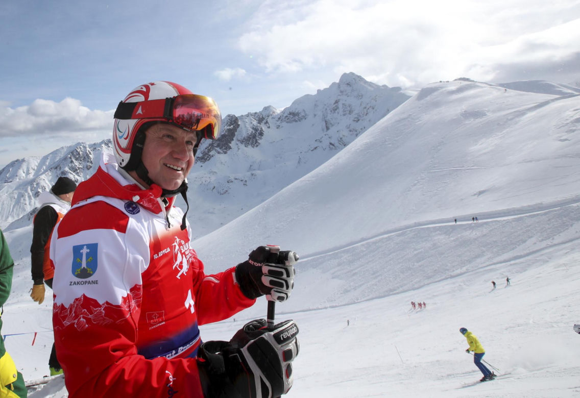 Prezydent Andrzej Duda podczas 10. edycji charytatywnych zawodów "12H Slalom Maraton Zakopane 2024" na Kasprowym Wierchu