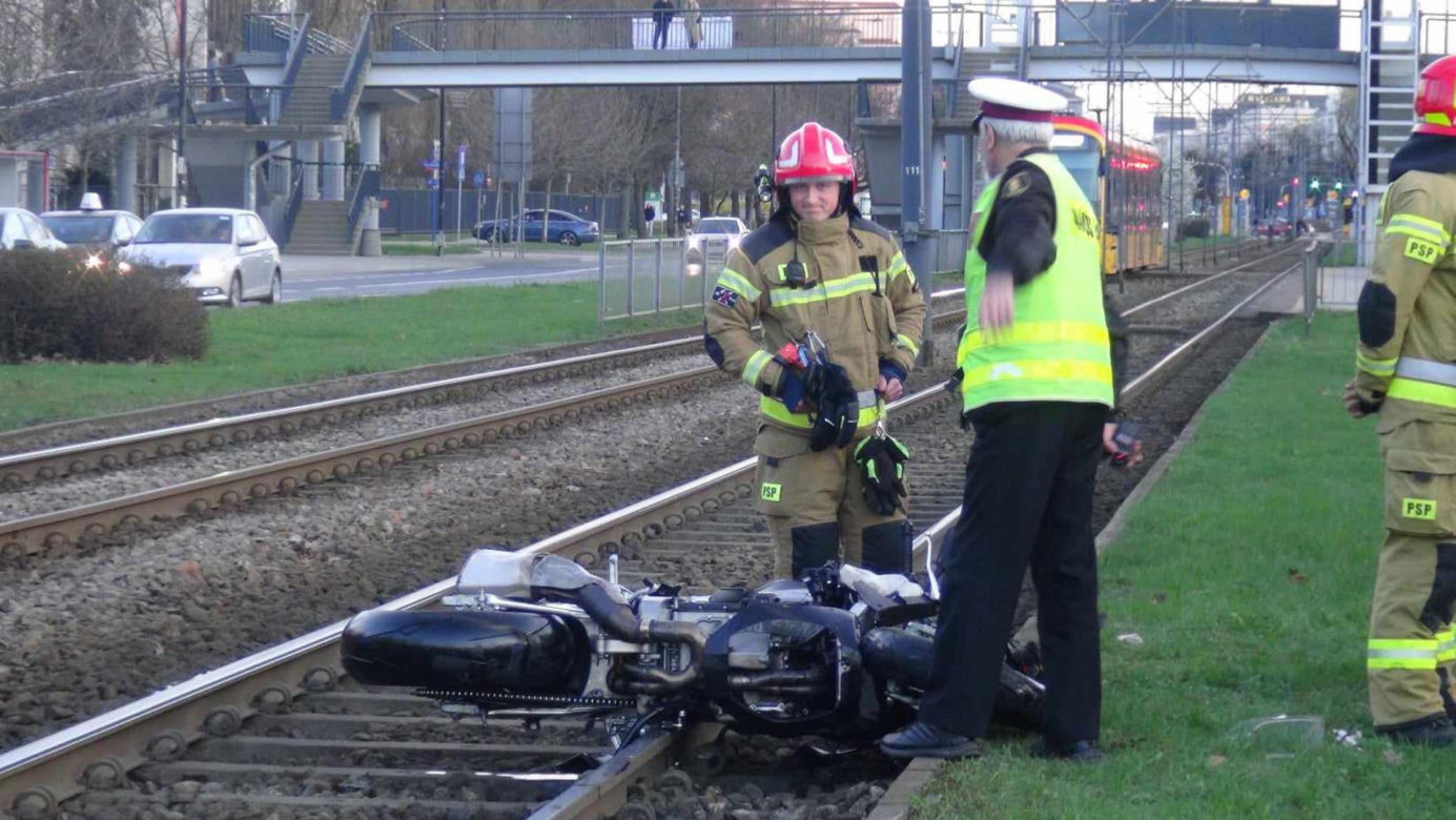 Starsza chciała zawrócić swoim lexusem. Motocyklista nie miał szans jej ominąć