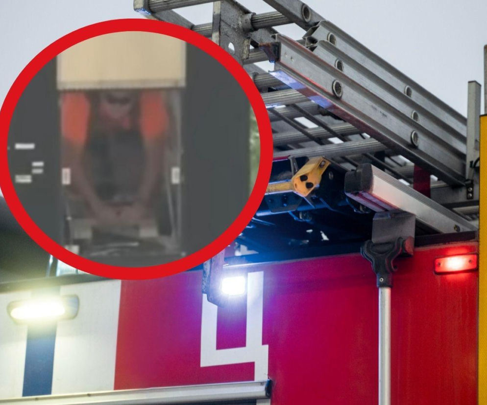 Czerwony wóz strażacki z drabiną na dachu. Na miniaturze obok widać uwięzionego elektryka. O akcji ratunkowej czytaj w Eska.