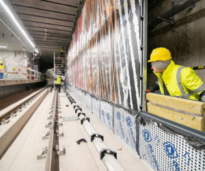 Tygrysie ściany w metrze na Targówku