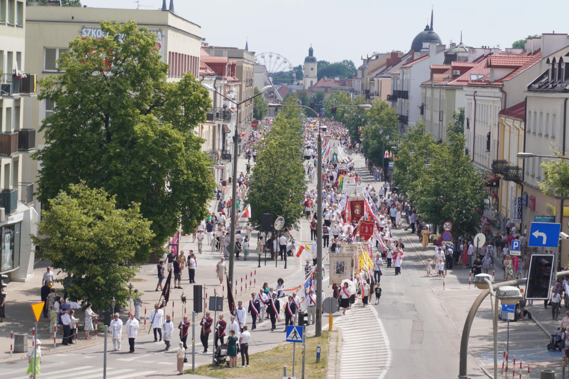 Boże Ciało 2024. Tłumy wiernych przeszły w procesji ulicami Białegostoku