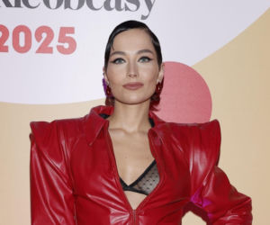 Mery Spolsky ZASZALAŁA na ściance. Wyrazisty dekolt to początek odważnej stylizacji 