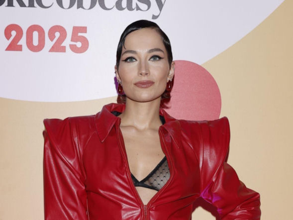 Mery Spolsky ZASZALAŁA na ściance. Wyrazisty dekolt to początek odważnej stylizacji 