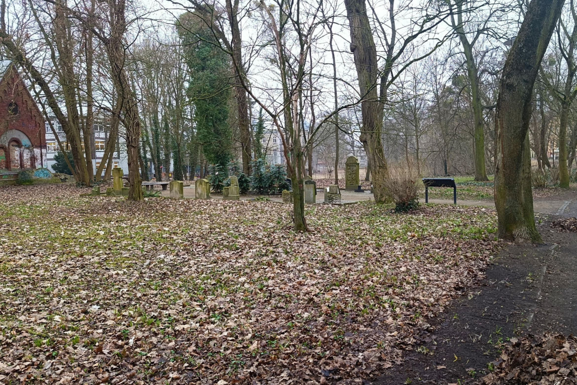 Wandalizm w lapidarium