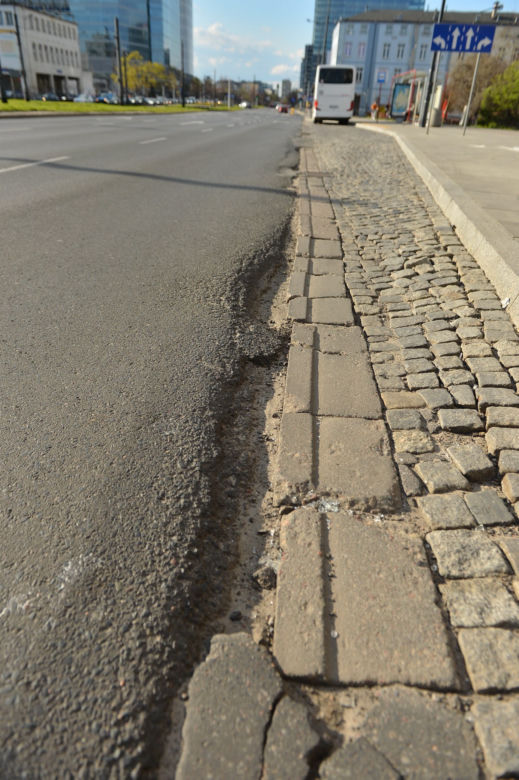 Wstyd! Takie dziurawe ulice w centrum Warszawy