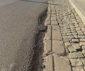 Wstyd! Takie dziurawe ulice w centrum Warszawy