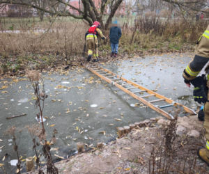 10-latek wszedł na zamarznięte oczko wodne. Tafla zaczęła pękać