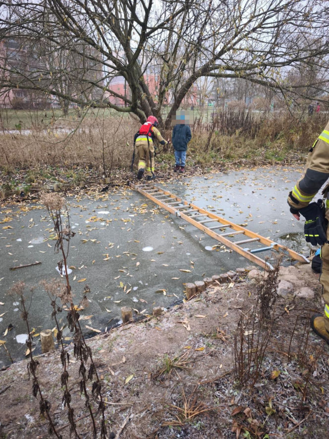 10-latek wszedł na zamarznięte oczko wodne. Tafla zaczęła pękać