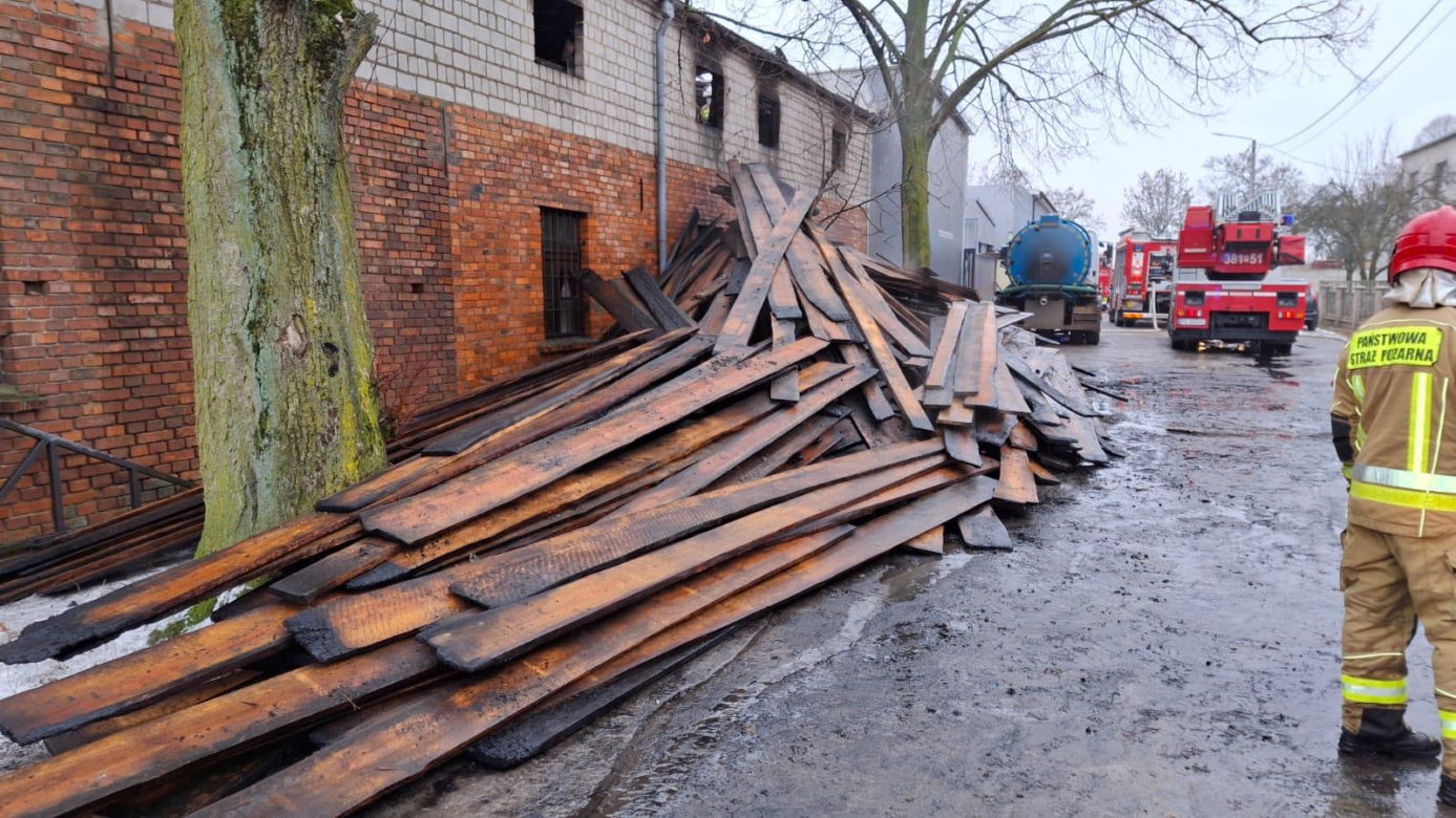 Pożar warsztatu w Kąkolewie koło Leszna. Na miejscu kilkanaście zastępów straży