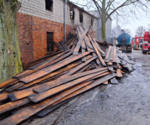 Pożar warsztatu w Kąkolewie koło Leszna. Na miejscu kilkanaście zastępów straży