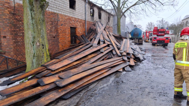 Pożar warsztatu w Kąkolewie koło Leszna. Na miejscu kilkanaście zastępów straży