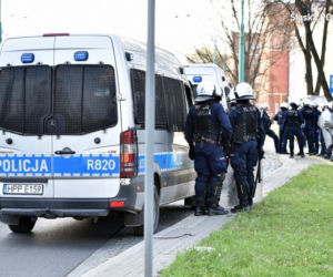 Tychy: Policjanci kontra pseudokibice. Gorąco po meczu GKS-u! Starcie ponad 200 osób