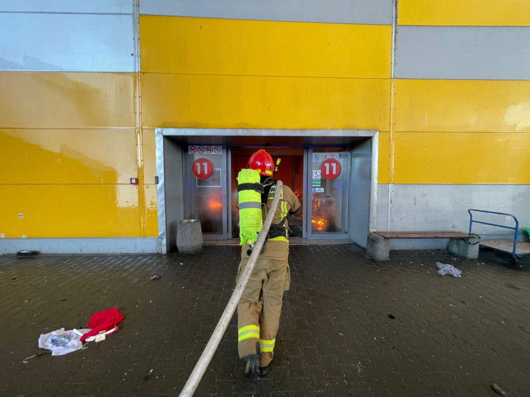 Strażacy pokazali zdjęcia ze środka. Tak wygląda spalona hala na Marywilskiej 44 