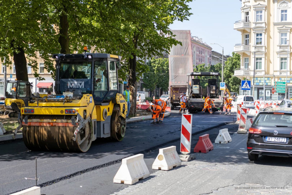Asfaltowanie placu Zwycięstwa