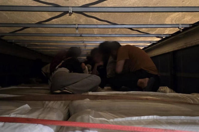 Grupa osób ukryta w naczepie ciężarówki pod plandeką. O zatrzymaniu migrantów w Budzisku przeczytasz na SE Białystok.