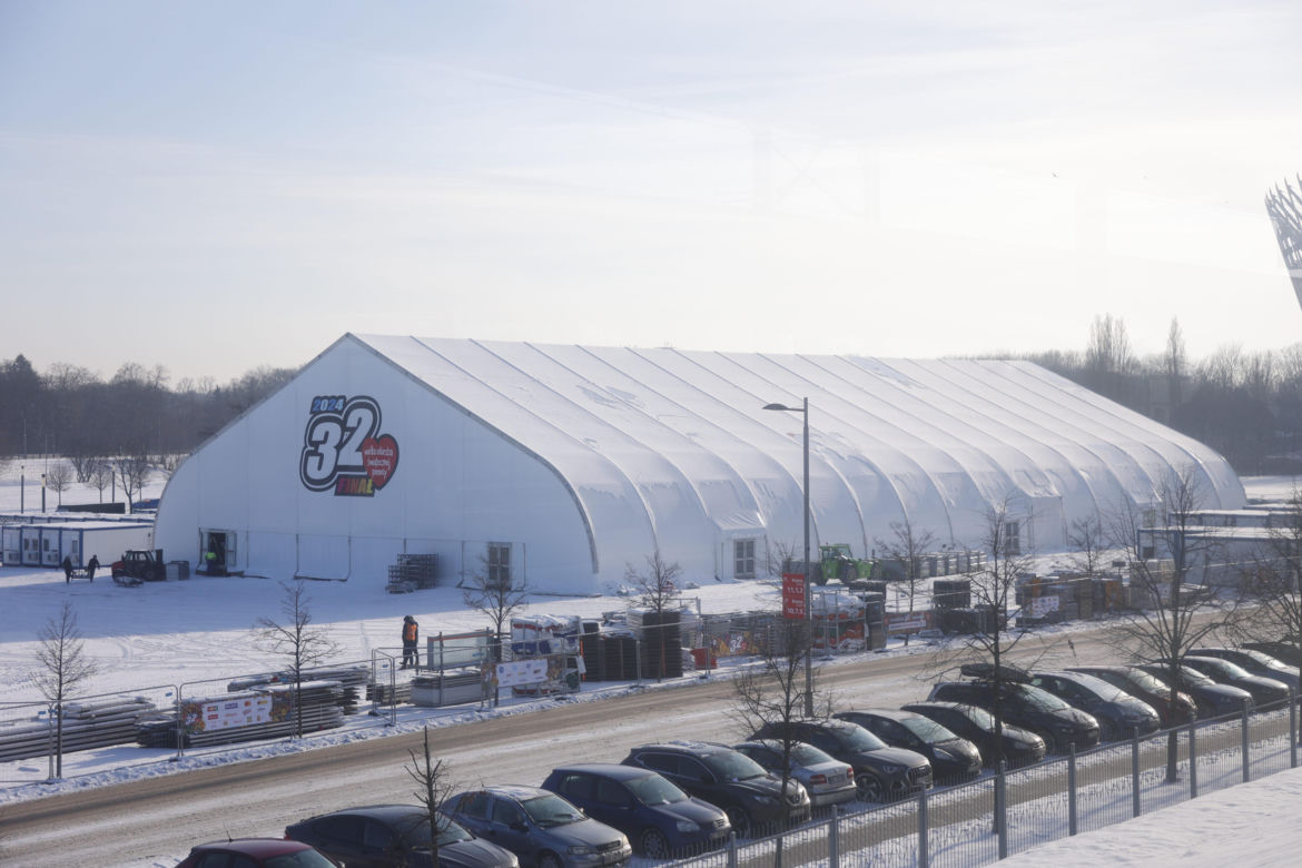 WOŚP 2024, Warszawa. Scena już powstaje na Błoniach Narodowego - zdjęcia