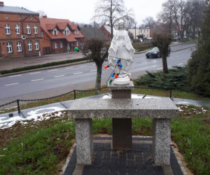 Włamali się do auta księdza i zrobili coś OBLEŚNEGO. Ucierpiała też figurka Matki Boskiej 