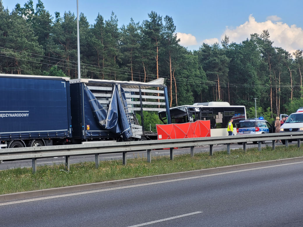 Tragiczny wypadek w Ząbkach. Autobus miejski zderzył się z ciężarówką 
