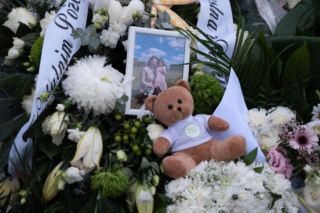 Mama i córka spoczęły w jednym grobie.