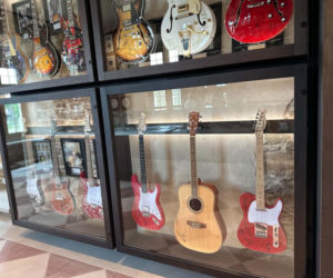 Ćmielów. Największa w Europie kolekcja gitar