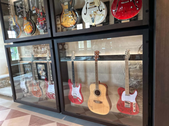 Ćmielów. Największa w Europie kolekcja gitar
