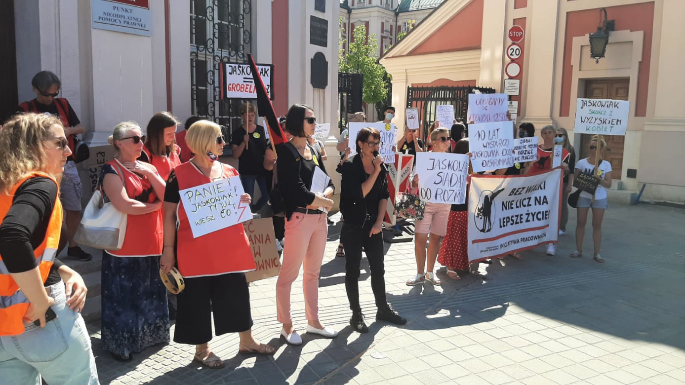 PROTEST PRACOWNIC ŻŁOBKÓW PRZED URZĘDEM MIASTA W POZNANIU