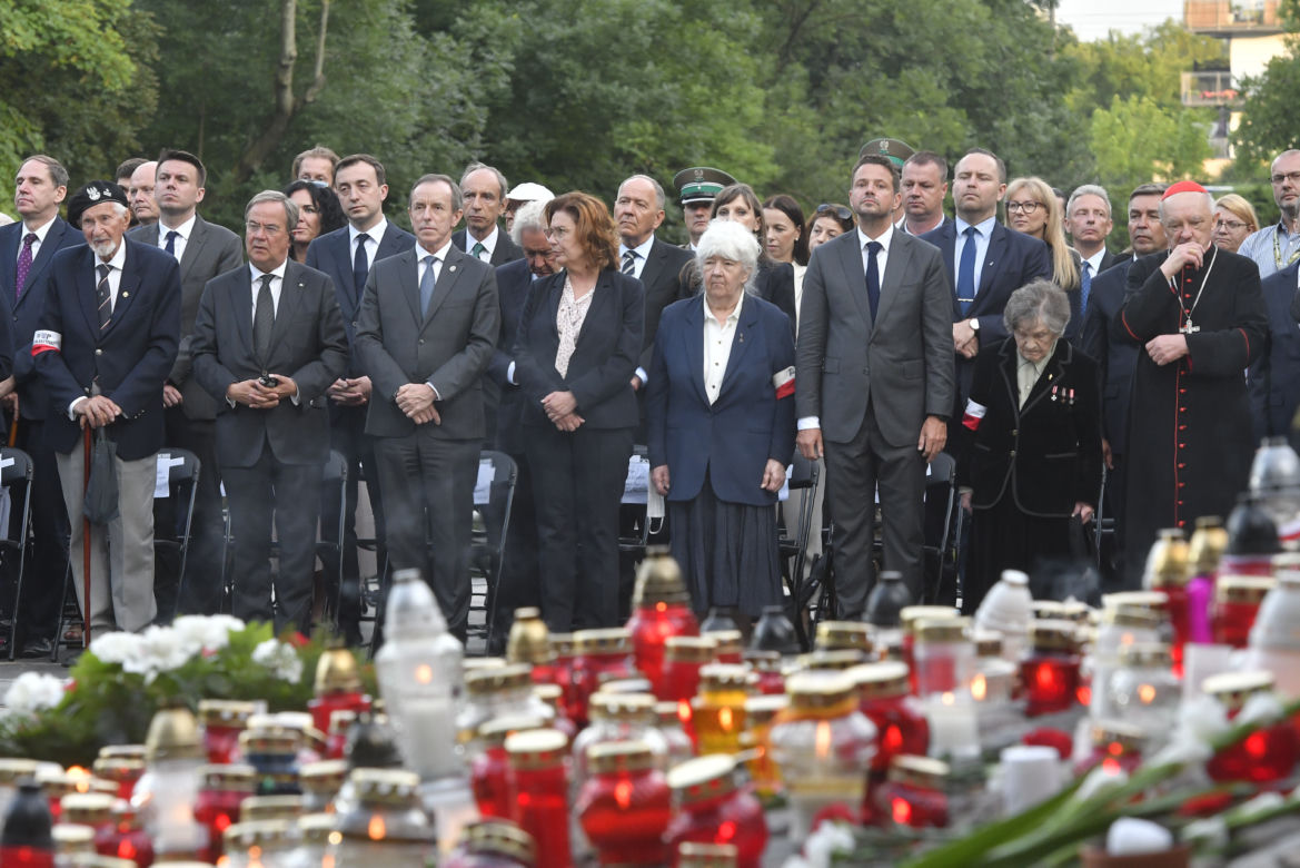 Kombatanci, urzędnicy, duchowni kilku wyznań razem przy pomniku Matki