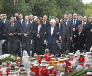 77. rocznica Powstania Warszawskiego. Wanda Traczyk Stawska przy pomniku Poległym Niepokonanym.