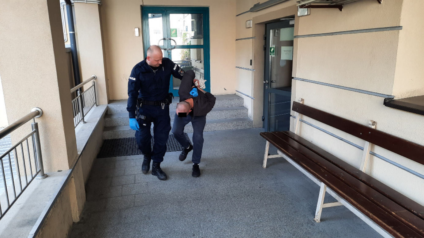 Horror w taksówce. Chwycił kierowcę za włosy i przystawił mu nóż do gardła