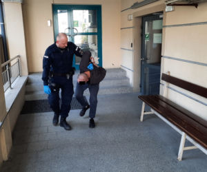Horror w taksówce. Chwycił kierowcę za włosy i przystawił mu nóż do gardła