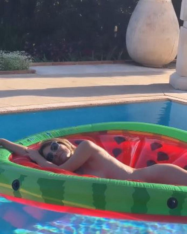  58-letnia Liz Hurley kompletnie odleciała. Całkiem nago pozuje na arbuzie