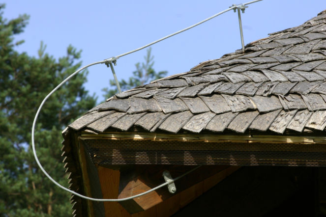 Na badanie zasługują też narożniki okapu i ściany poniżej