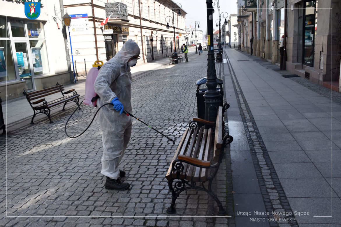 Białe kombinezony i Virkon. Tak w Nowym Sączu walczą z epidemią koronawirusa! 