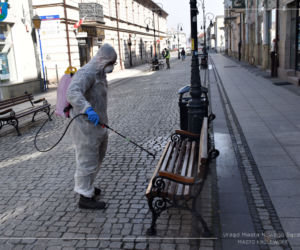 Białe kombinezony i Virkon. Tak w Nowym Sączu walczą z epidemią koronawirusa! 