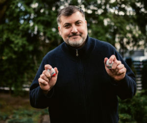Artur Dziambor maluje pisanki