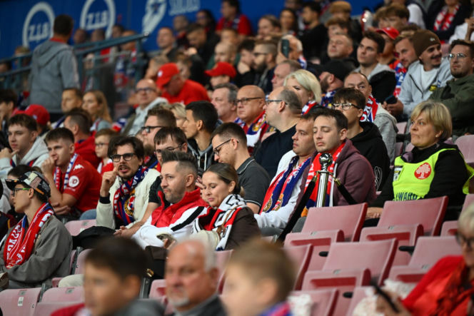 Tak kibice Wisły Kraków bawili się na trybunach. Znajdź się na zdjęciach