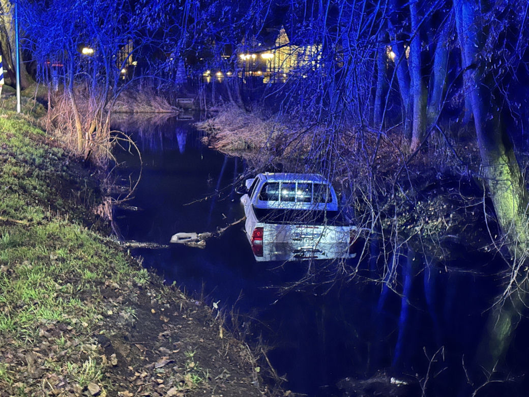 Zjechał z drogi wprost do rzeki. Jego auto postanowiło popływać w cieku wodnym