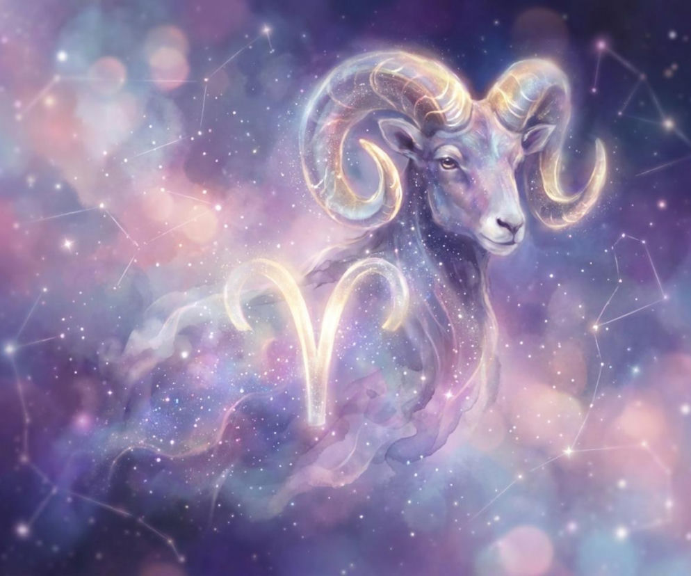 Baran, znak zodiaku w formie barana z lśniącymi rogami i sylwetką pełną gwiazd, unoszący się w eterycznej przestrzeni fioletowych mgławic z konstelacjami. Na naszym portalu znajdziesz horoskop dzienny dla Barana i inne porady astrologiczne.