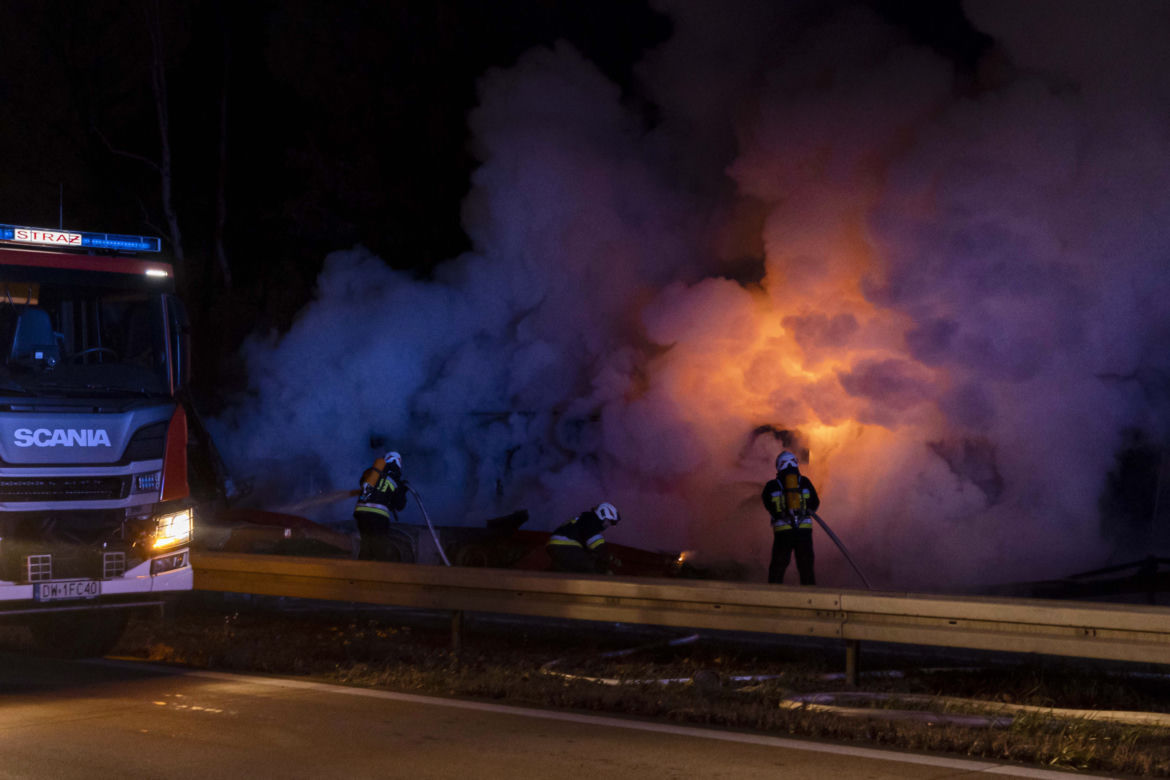Zderzenie 5 pojazdów na A4. Paliła się ciężarówka! [ZDJĘCIA]