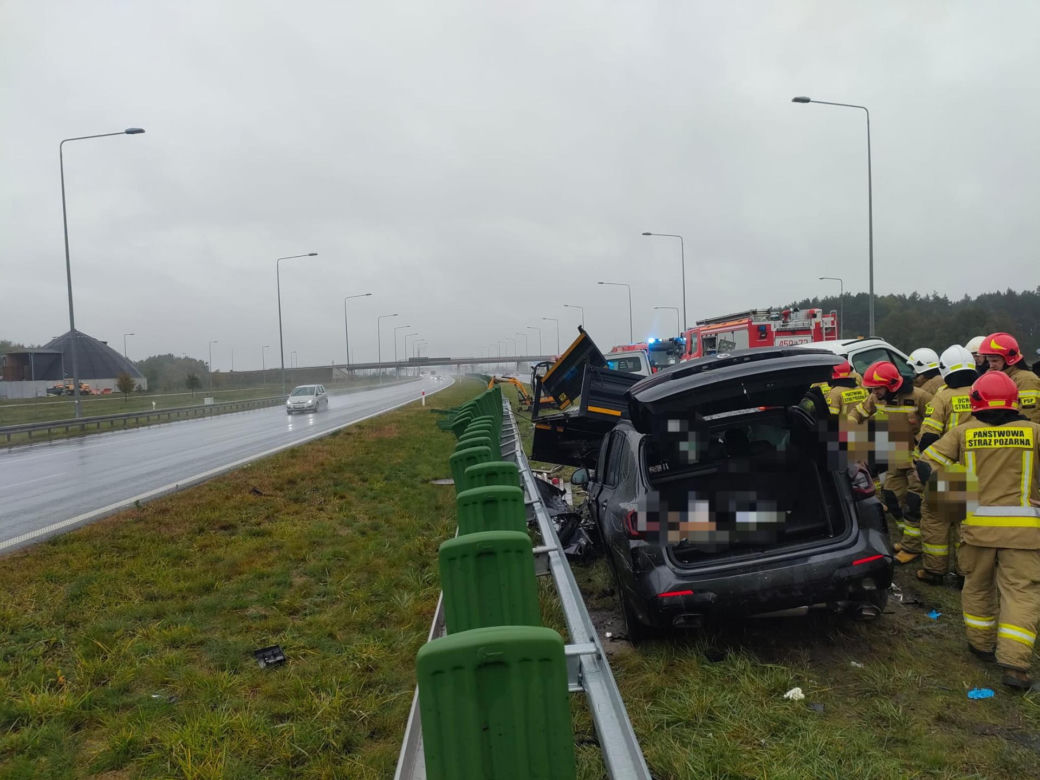 BMW rozbite w wypadku na A1! 39-latek huknął w dwa pojazdy obsługi autostrady [ZDJĘCIA]