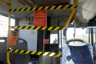 Koronawirus. Przejazd autobusem grozi ZAKAŻENIEM? Młodzież jeździ do szkoły ściśnięta jak śledzie