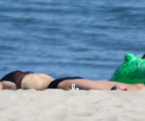 Marta Kaczyńska z mężem i synem na plaży