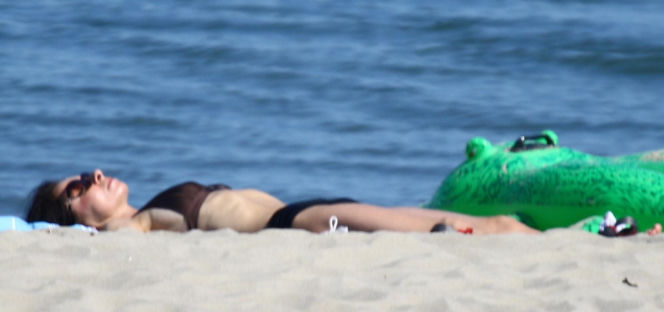 Marta Kaczyńska z mężem i synem na plaży