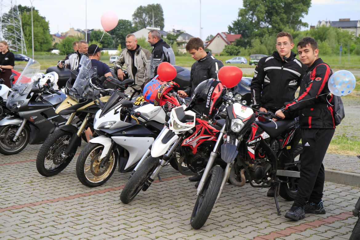 Przed Areną Lublin symbolicznie pożegnano dwójkę tragicznie zmarłych motocyklistów