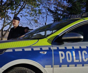 Uciekała przed policjantem, wpadła do zbiornika! Funkcjonariusz musiał ją ratować